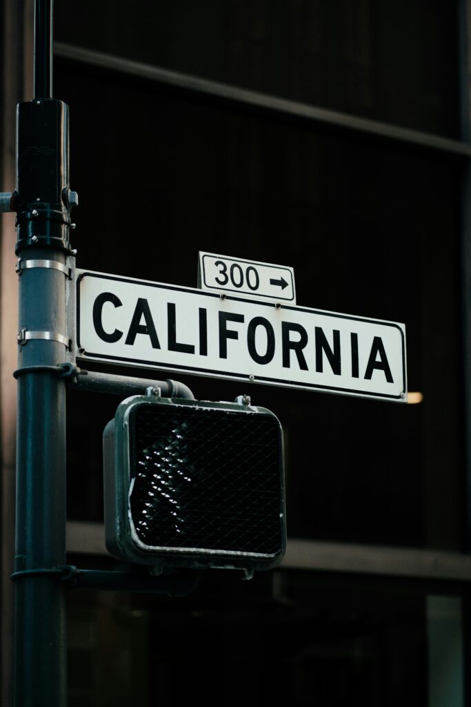California HR compliance guide comparing CFRA and federal FMLA leave laws for employers