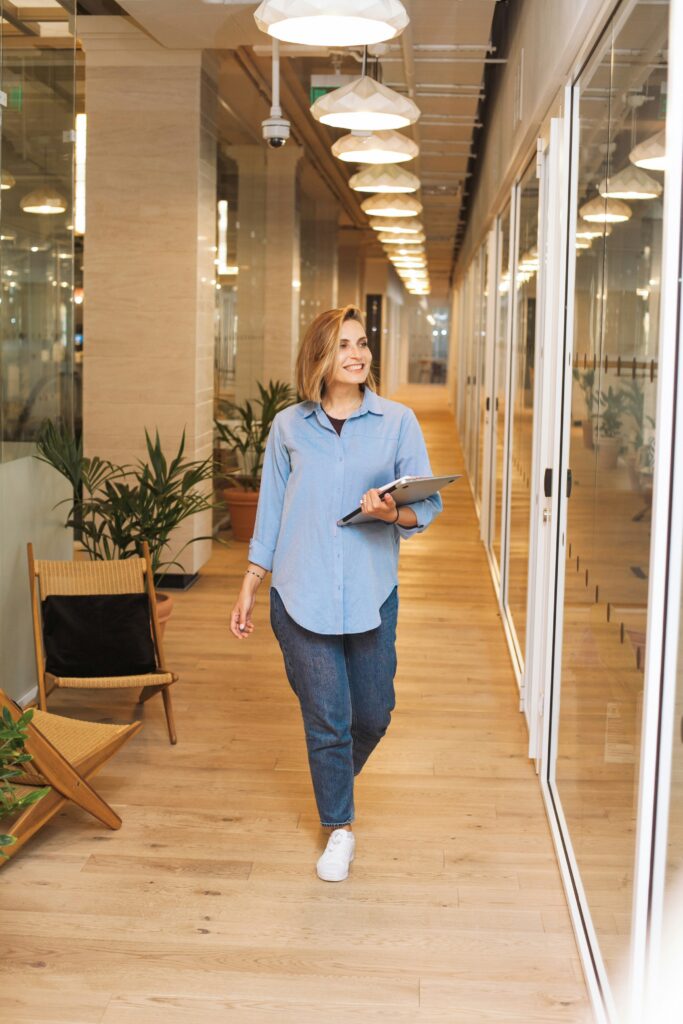 HR manager handling employee return from FMLA leave and managing late return compliance requirements